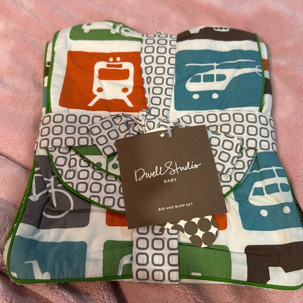NWT Baby Bibs Set plus Burp Cloth Theme Transportation Z50